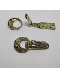 BROCHE CON PINZAS DE COSER