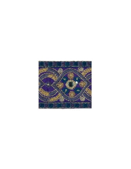 Galón bordado sobre morado con hilaturas metalizadas y con efectos espejos 55mm