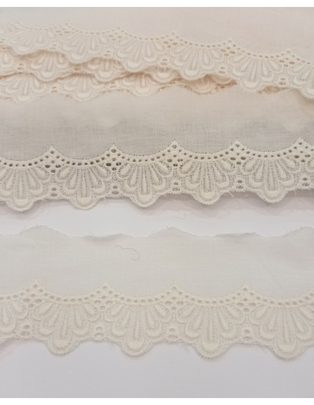 TIRA BORDADA BEIG TERMINACIÓN ONDULADA