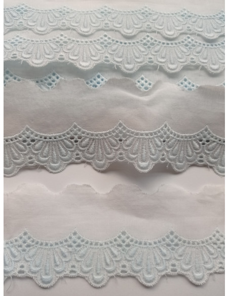 TIRA BORDADA BLANCA TERMINACIÓN ONDULADA AZUL