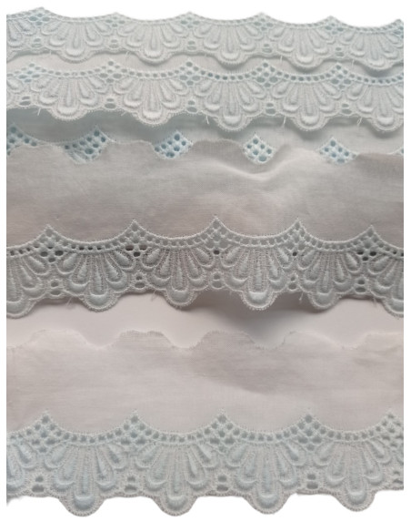 TIRA BORDADA BLANCA TERMINACIÓN ONDULADA AZUL