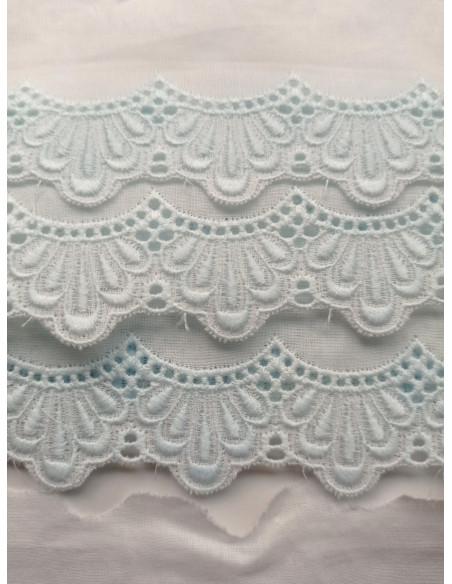 TIRA BORDADA BLANCA TERMINACIÓN ONDULADA AZUL