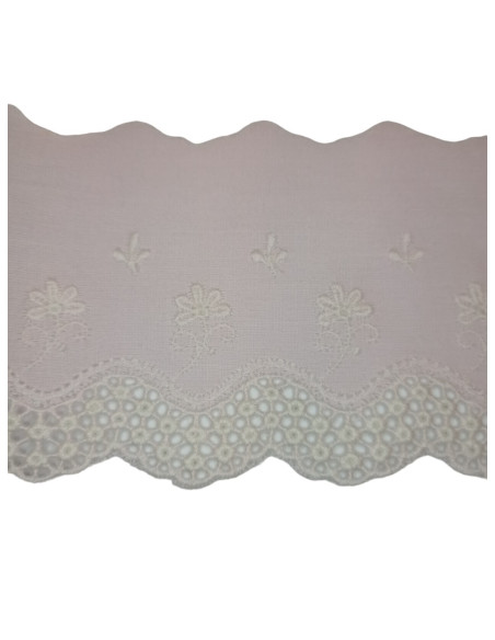 TIRA BORDADA FONDO ROSA Y FLORES EN BLANCO 70MM aprox.