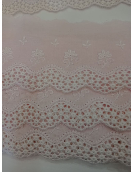 TIRA BORDADA FONDO ROSA Y FLORES EN BLANCO 70MM aprox.