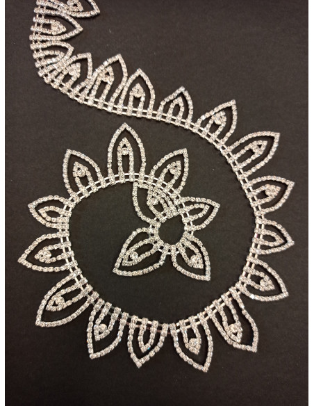 TIRA DE STRASS, FORMA DE PICOS, ENGARZADOS 3CM. aprox.