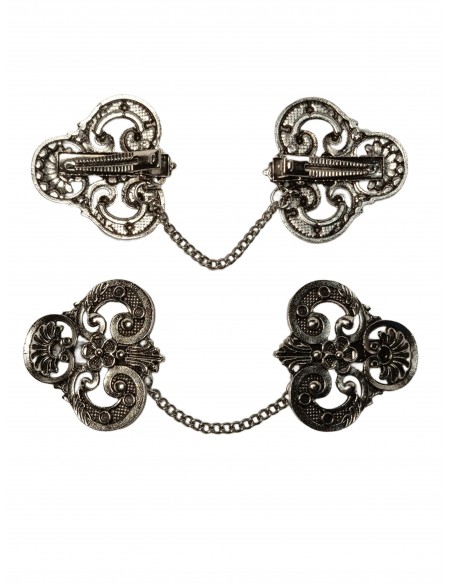 MANITAS 39mm triangular labrado tono plateado