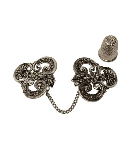 MANITAS 39mm triangular labrado tono plateado