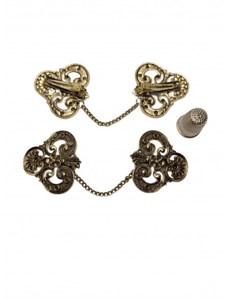 MANITAS 39mm triangular labrado tono dorado