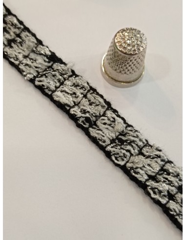 Galón chanel fantasía fondo negro con tonos blancos