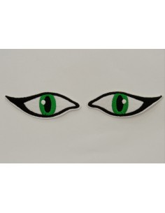 par de ojos verdes...