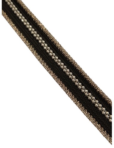 Pasamanería negra con brillos dorados...