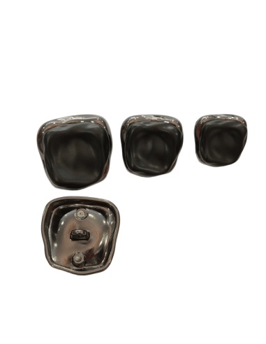 botón irregular negro de pié metal