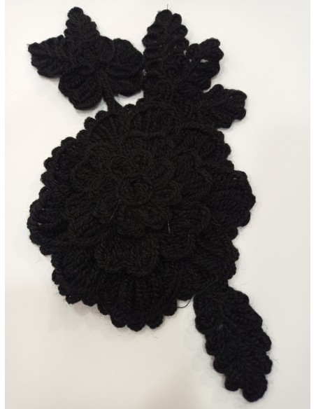 Aplique de lana negra en forma de flor bordada