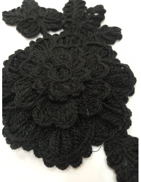 Aplique de lana negra en forma de flor bordada